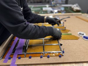 Glas-in-loodraam met kleurrijke patronen en ambachtelijke details, vakkundig vervaardigd door Haaglanden Glas